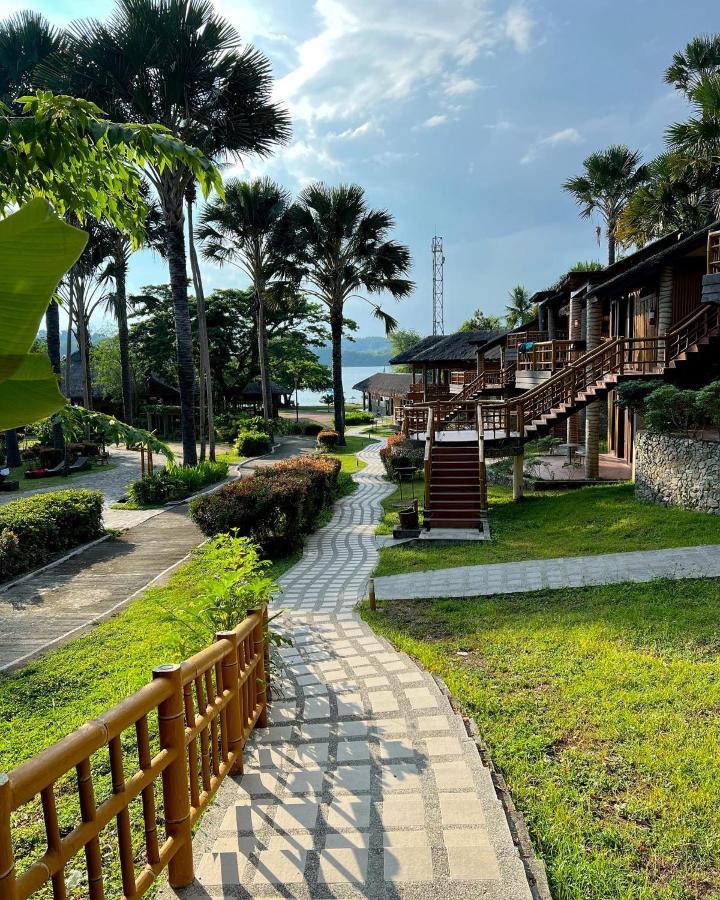Hotel Fridays Puerto Galera Esterno foto